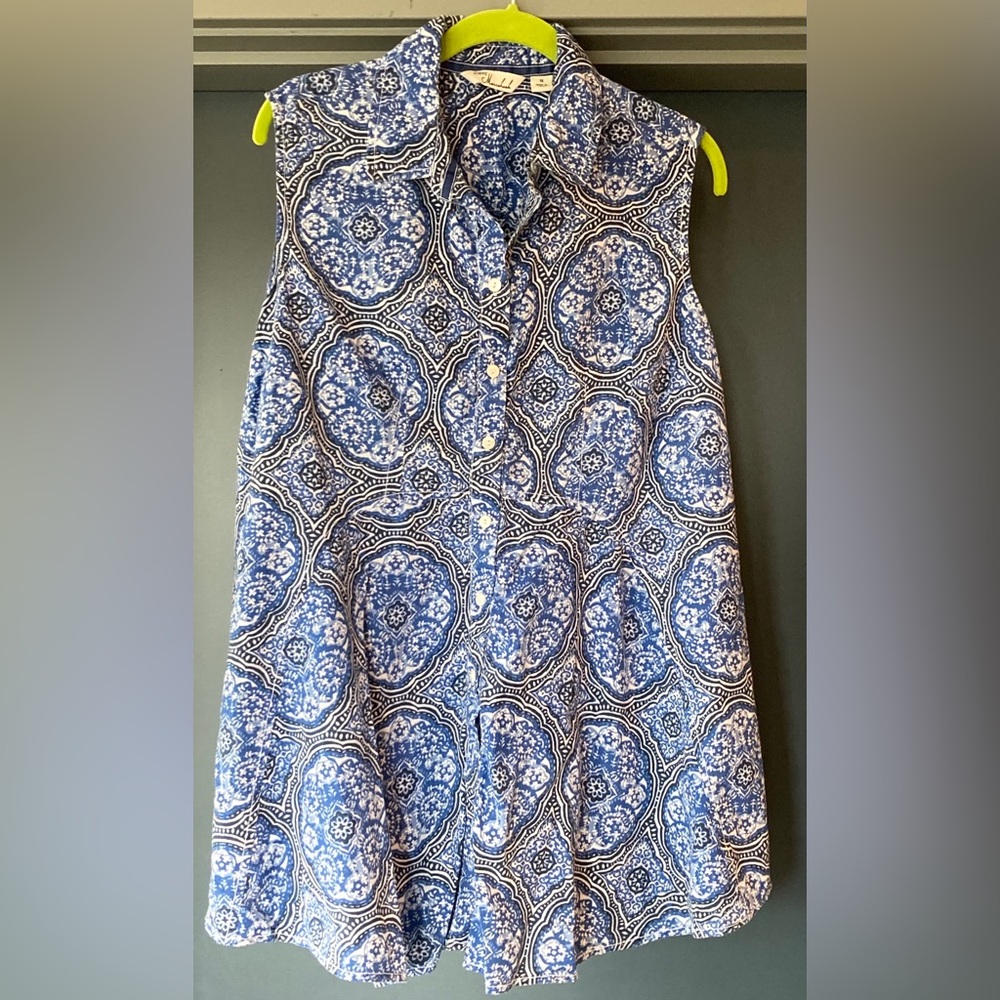 Blue tile print sleeveless Caffe Marrakesh 1X sleeveless blouse.